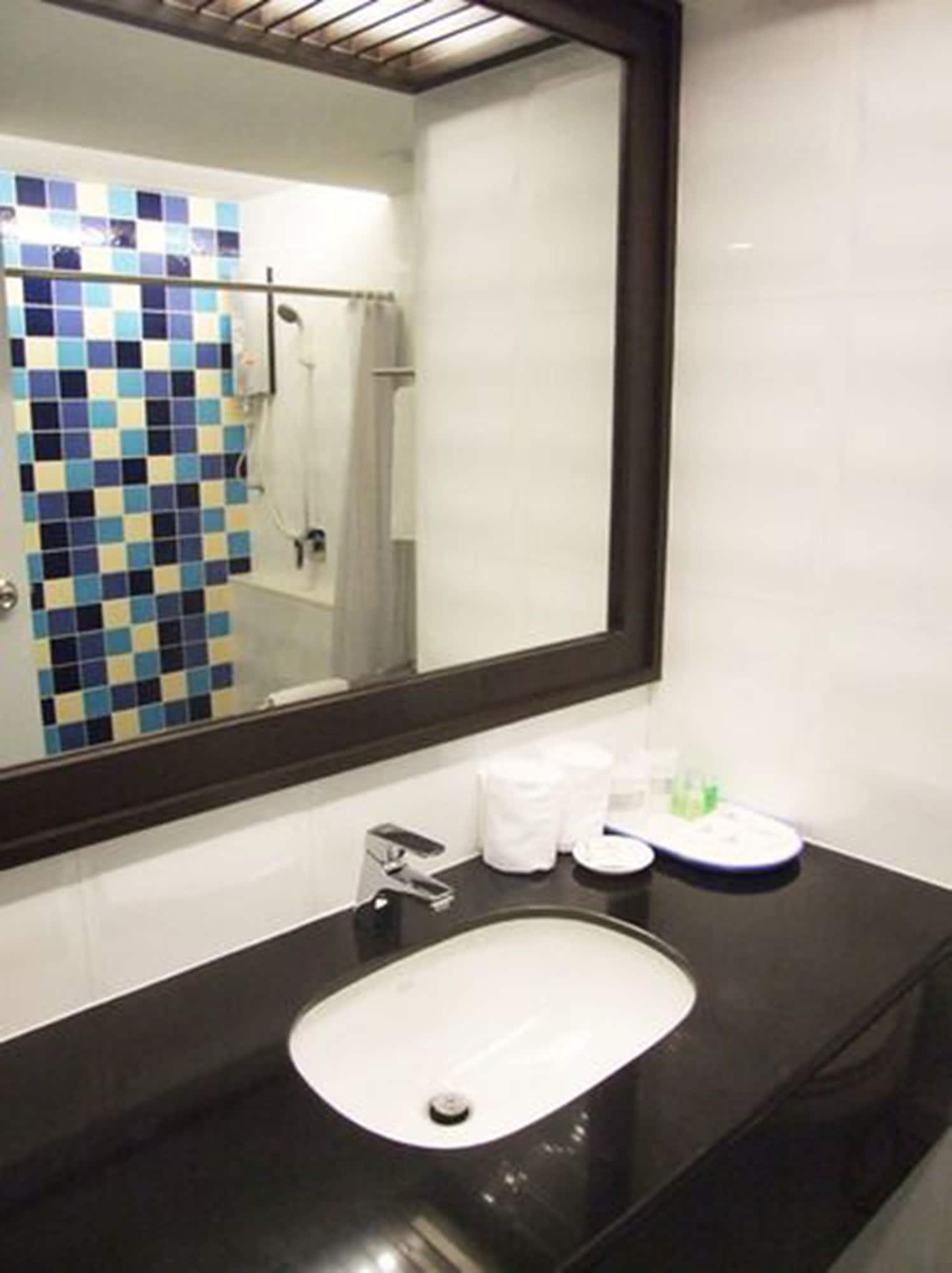 Grand Tower Inn Sathorn Hotel Bangkok Exteriör bild