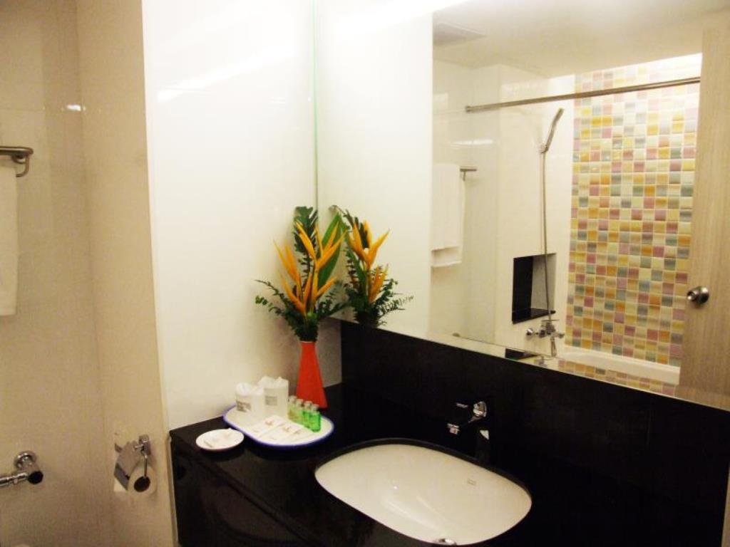 Grand Tower Inn Sathorn Hotel Bangkok Exteriör bild