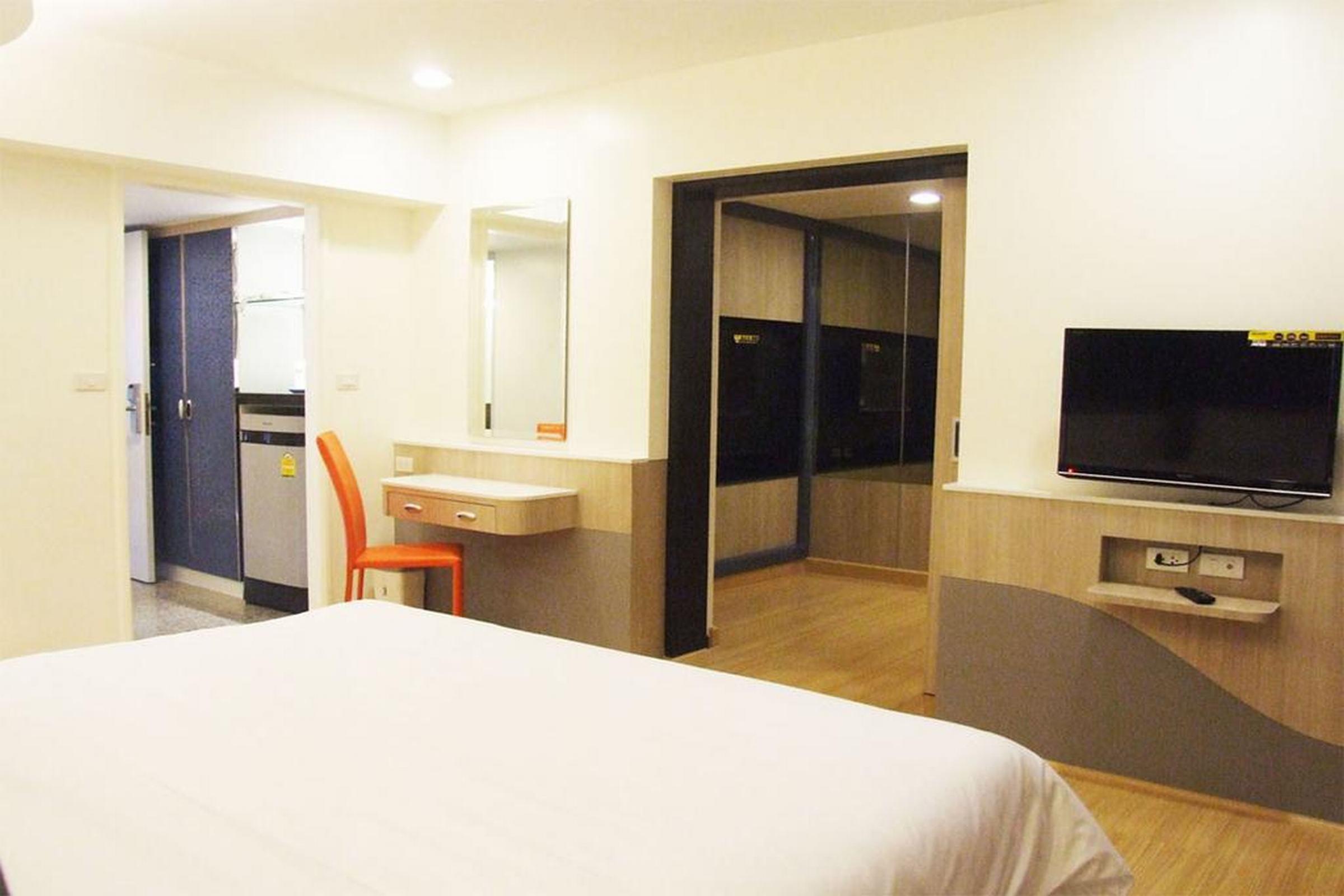 Grand Tower Inn Sathorn Hotel Bangkok Exteriör bild