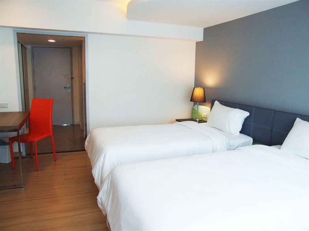 Grand Tower Inn Sathorn Hotel Bangkok Exteriör bild