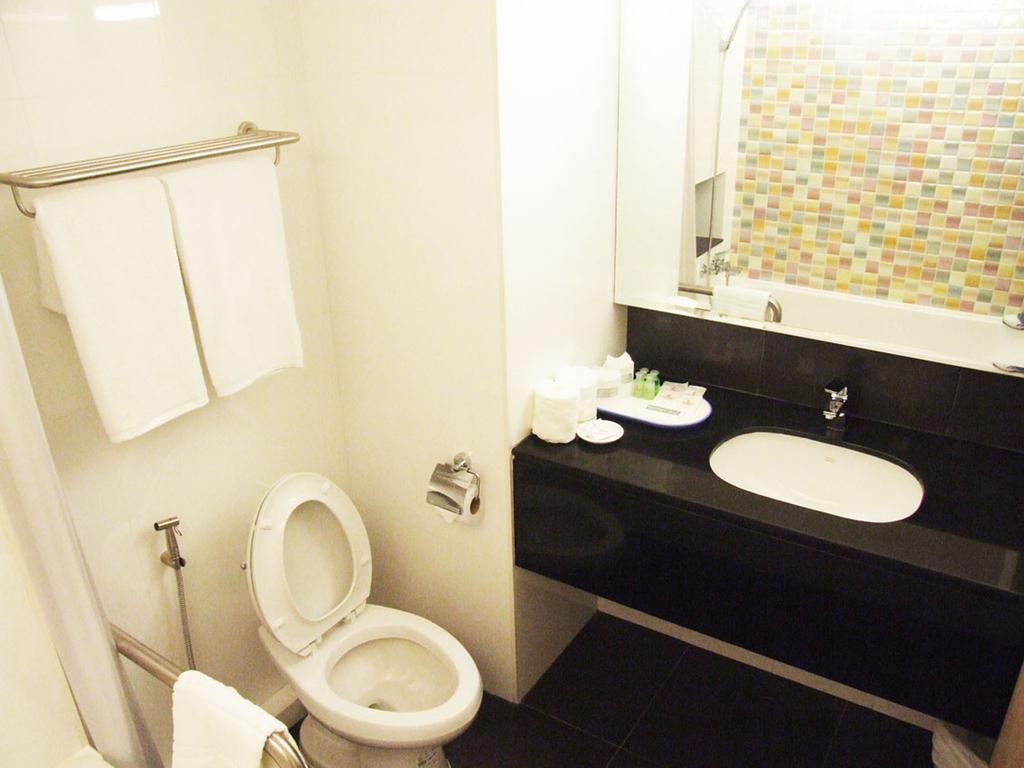 Grand Tower Inn Sathorn Hotel Bangkok Exteriör bild